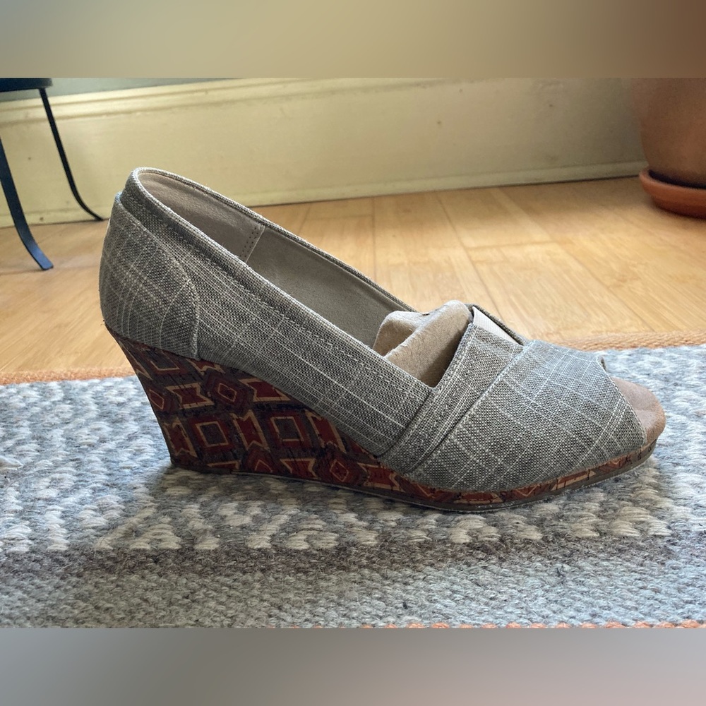 Toms Gray and Brown Patterned Wedges
